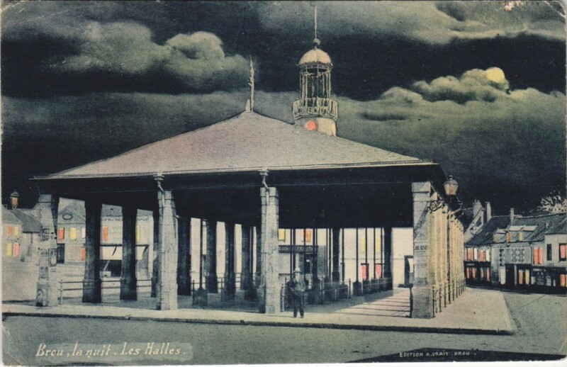 Carte postale ancienne Brou le nuit - Les Halles