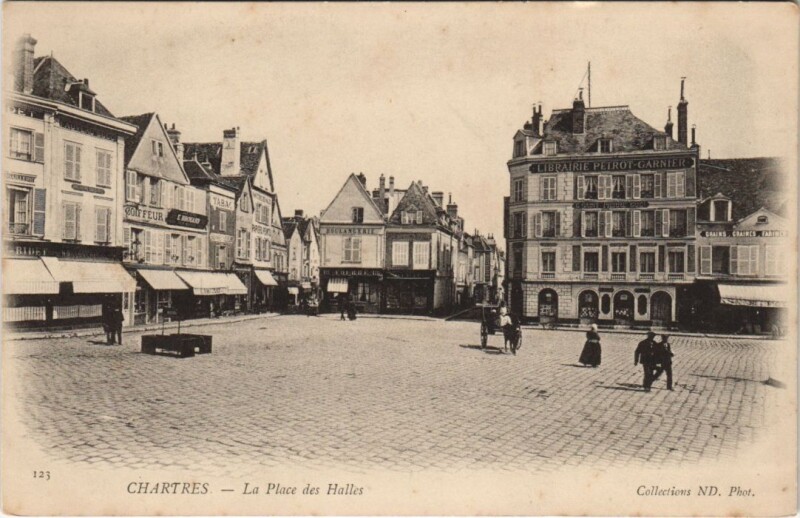 Carte postale ancienne Chartres - La Place des Halles à Chartres
