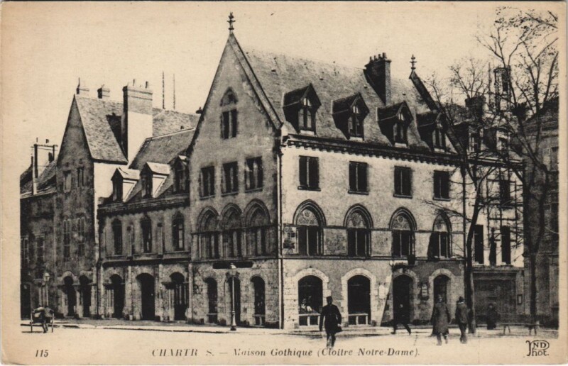 Carte postale ancienne Chartres - Maison Gothique (Cloitre Notre-Dame) à Chartres