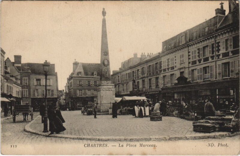 Carte postale ancienne Chartres - La Place Marceau à Chartres