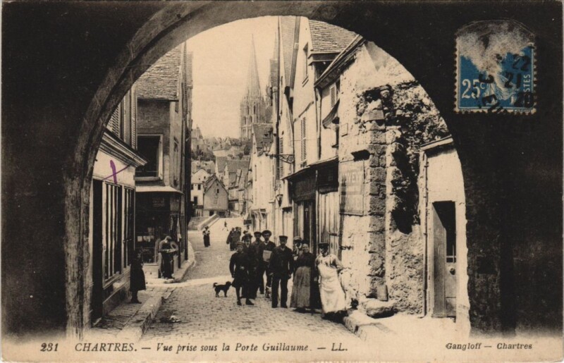 Carte postale ancienne Chartres - Vue prise sous la Porte Guillaume à Chartres