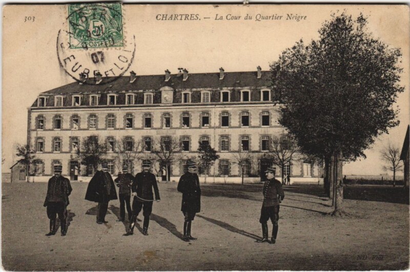 Carte postale ancienne Chartres - La Cour du Quartier Neigre à Chartres
