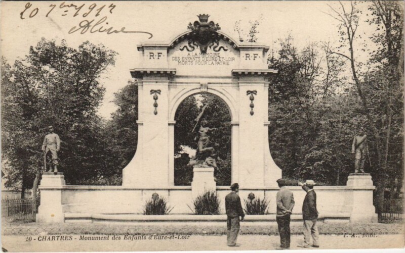 Carte postale ancienne Chartres - Monument des Enfants d'Eure-et-Loir à Chartres