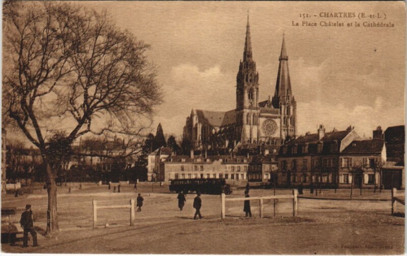 Carte postale ancienne Chartres - La Place Chatelet et la Cathédrale à Chartres