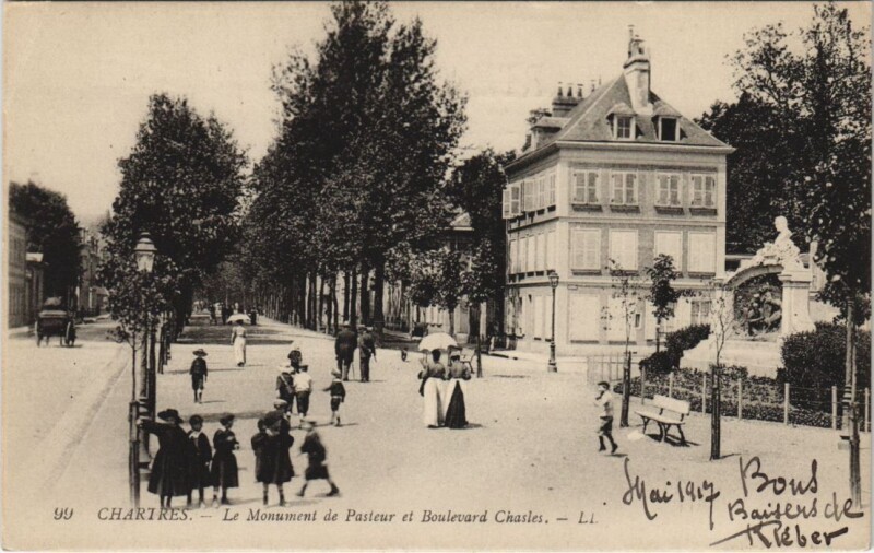 Carte postale ancienne Chartres - Le Monument de Pasteur et Boulevard Chasles à Chartres