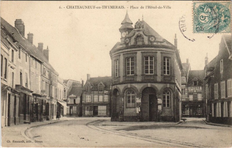 Carte postale ancienne Chateauneuf-en-Thymerais - Place de l'Hotel-de-Ville à Châteauneuf-en-Thymerais