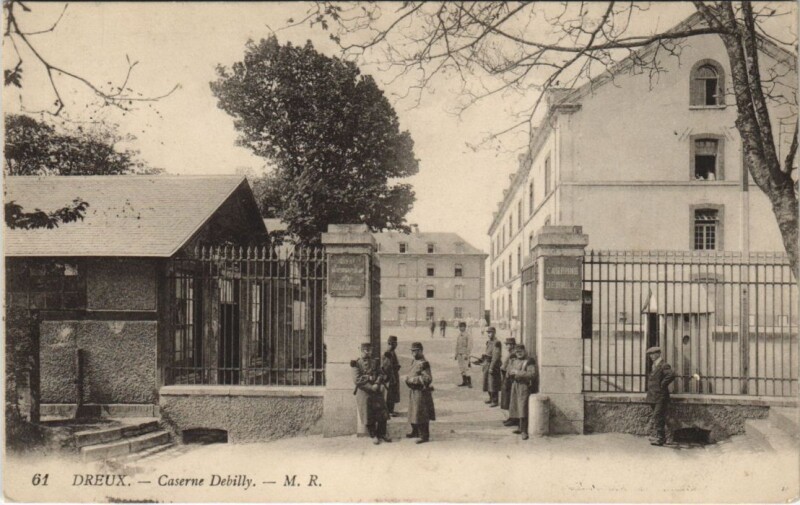 Carte postale ancienne Dreux - Caserne Debilly à Dreux