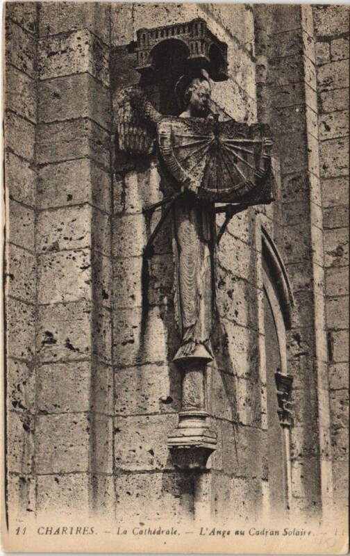 Carte postale ancienne Chartres - La Cathédrale - L'Ange au Cadran Solaire à Chartres