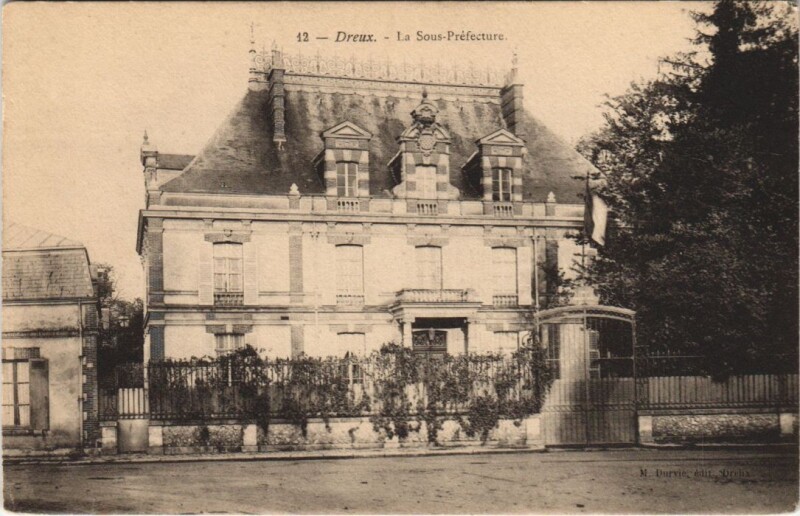 Carte postale ancienne Dreux - La Sous-Préfcture à Dreux