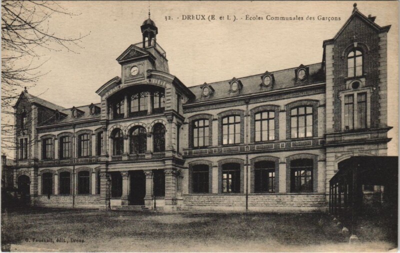 Carte postale ancienne Dreux - Ecole Communales des Garcons à Dreux