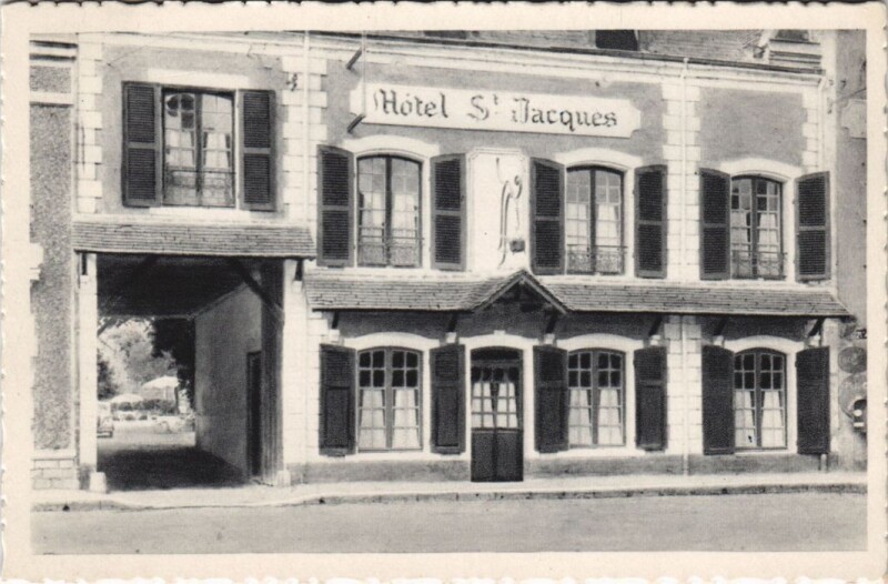 Carte postale ancienne Hotel Saint-Jacques - Cloyes - Facade avec terrasse en