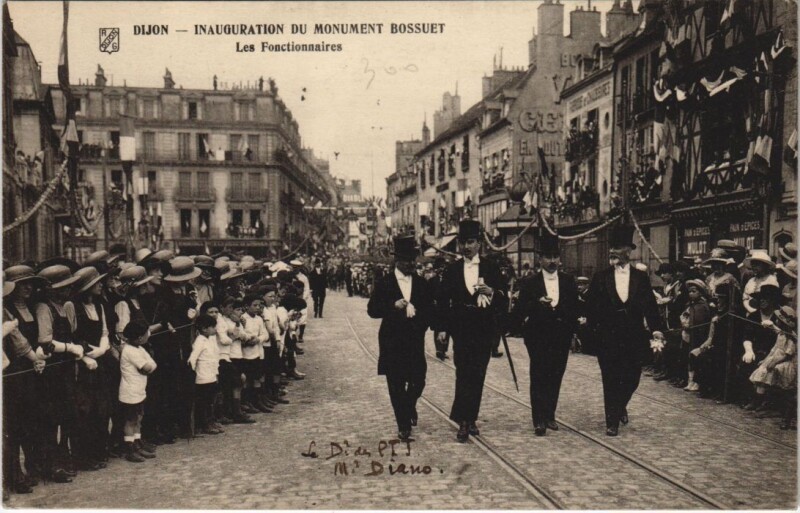 Carte postale ancienne Dijon Inaug. Du Mon. Bousset Les Fonctionnaires à Dijon