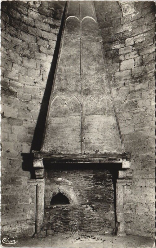 Carte postale ancienne Gisors - Route de la Mer Interieur du Chateau La Cheminee à Gisors