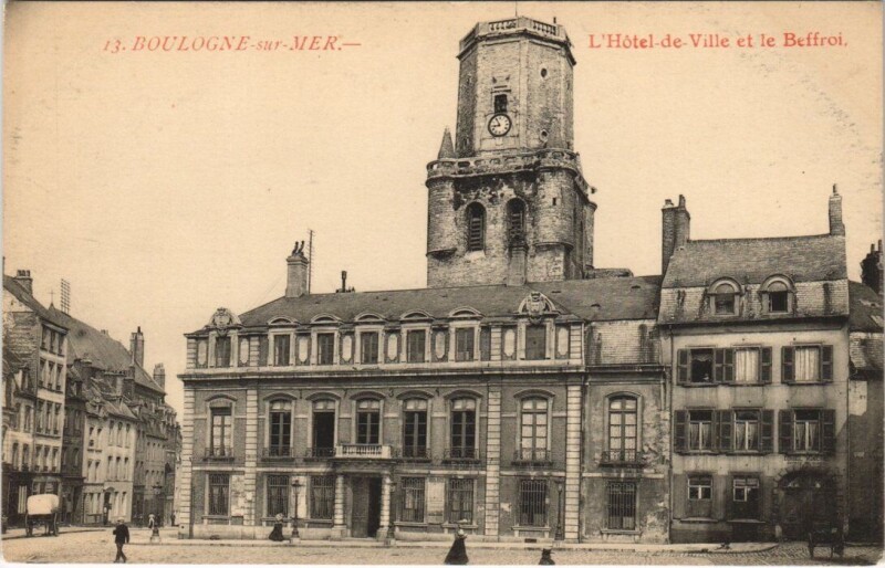 Carte postale ancienne Boulogne-sur-Mer - L'Hotel de la Ville et le Beffroi à Boulogne-sur-Mer