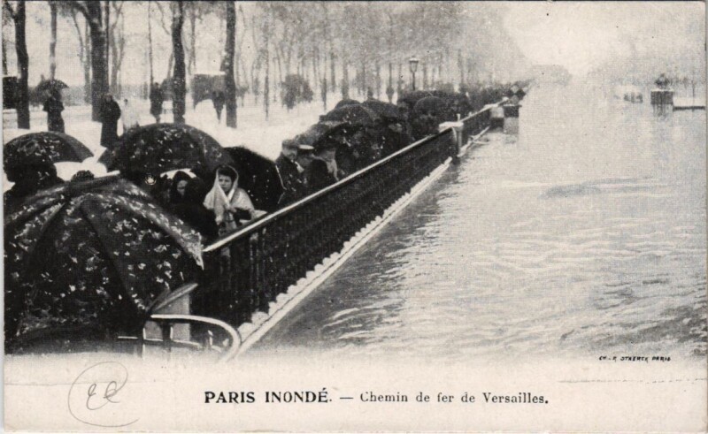 Carte postale ancienne Versailles - Chemin de fer de Versailles - Paris inonde à Versailles