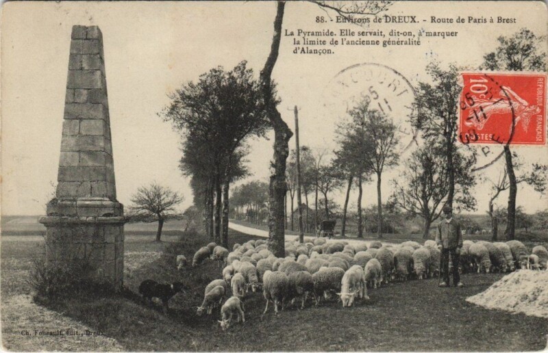 Carte postale ancienne Route de Paris à Brest - La Pyramide à Vert-en-Drouais