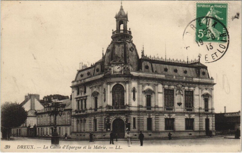 Carte postale ancienne Dreux - La Caisse d'Epargne et la Mairie à Dreux