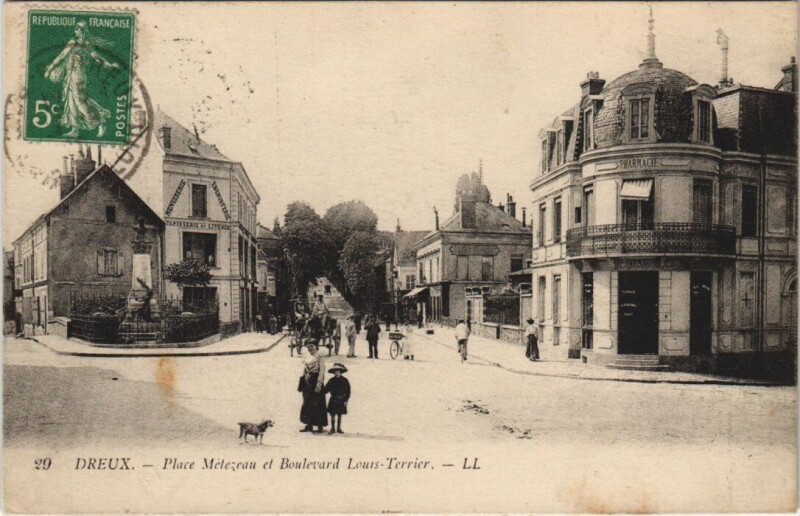 Carte postale ancienne Dreux - Place Metezrau et Boulevard Louis-Terrier à Dreux