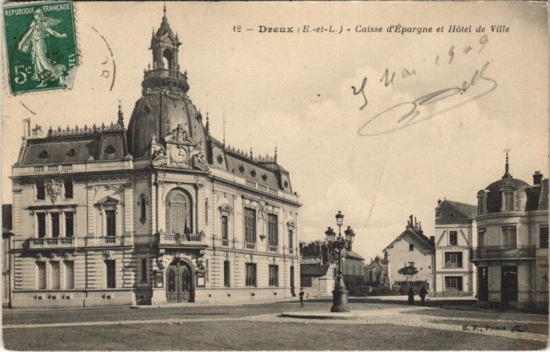 Carte postale ancienne Dreux - Caisse d'Epargne et Hotel de Ville à Dreux