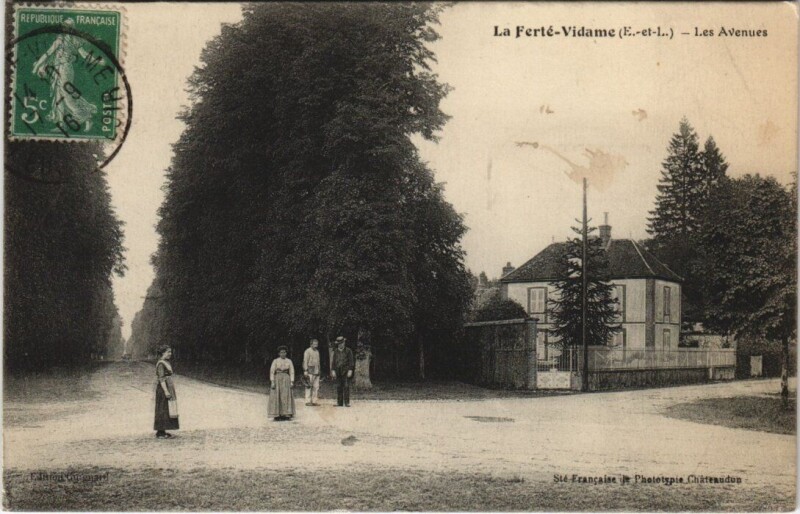 Carte postale ancienne La Ferte-Vidame - Les Avenuers à La Ferté-Vidame