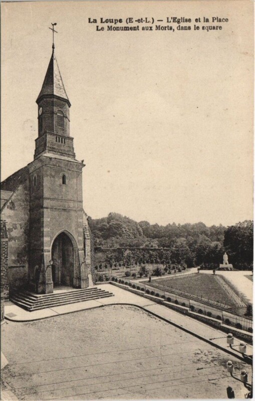 Carte postale ancienne La Loupe - L'Eglise et la Place Le Monument aux Morts dans le squa à La Loupe