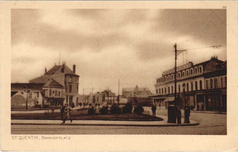 Carte postale ancienne Saint Quentin- Bahnhofplatz France à Saint-Quentin