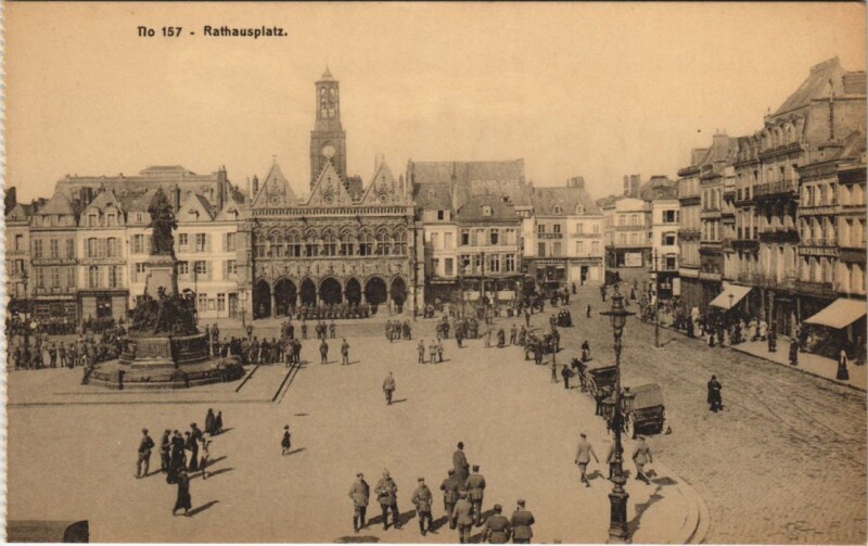 Carte postale ancienne Saint Quentin- Rathausplatz France à Saint-Quentin