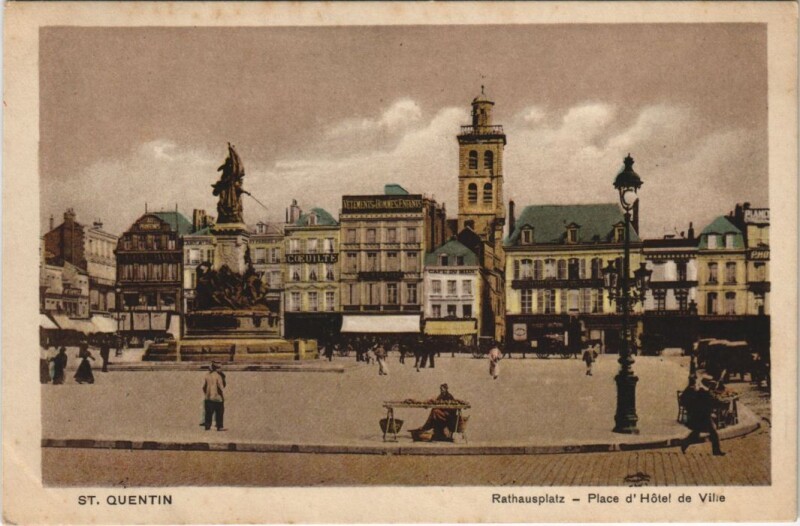 Carte postale ancienne Saint Quentin- Place de l'Hotel de Ville France à Saint-Quentin