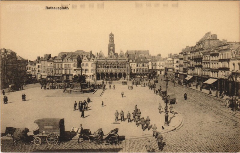Carte postale ancienne Saint Quentin- Rathausplatz France à Saint-Quentin