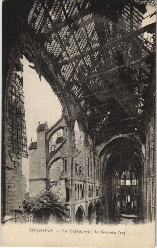 Carte postale ancienne Soissons- La Cathedrale ,la Grande Nef France à Soissons
