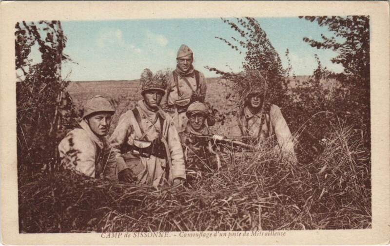 Carte postale ancienne Soissons- Camouflage d'un poste de Mitrailleuse France à Soissons