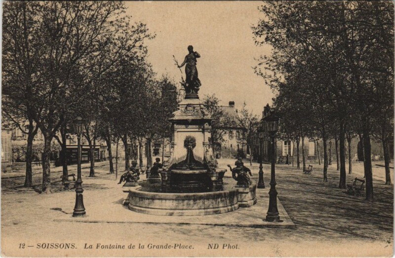 Carte postale ancienne Soissons- Fontaine de la Grande Place France à Soissons