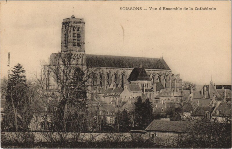 Carte postale ancienne Soissons- vue d'ensemble de la Cathedrale France à Soissons