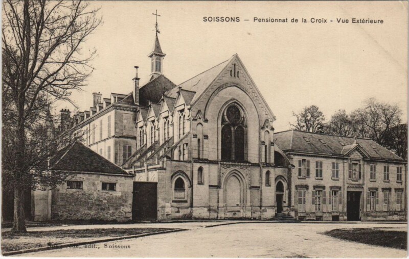 Carte postale ancienne Soissons- Pensionnat de la Croix France à Soissons
