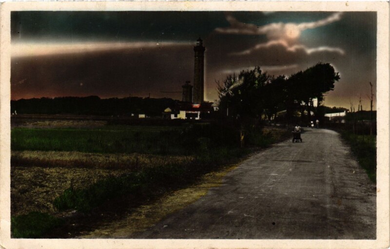 Carte postale ancienne Ile-de-Re - La Route du Phare au Crépuscule