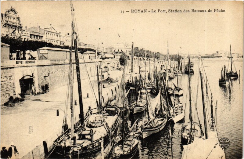 Carte postale ancienne Royan - Le Port Station des Bateaux de Péche à Royan