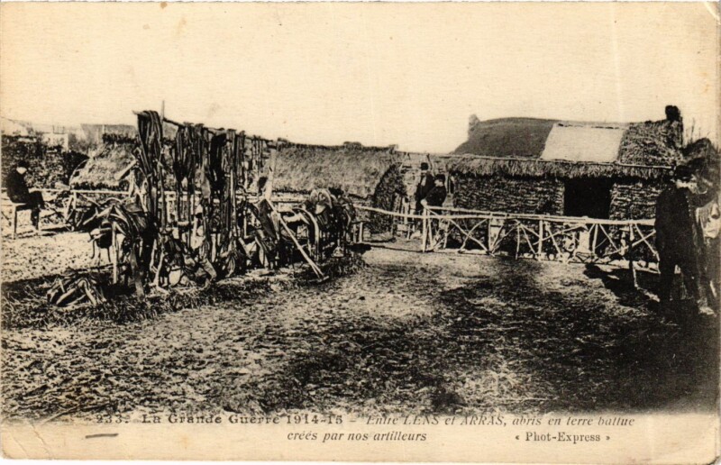 Carte postale ancienne La Grand Guerre 1914-15 - Entre Lens et Arras abris en terre à Arras