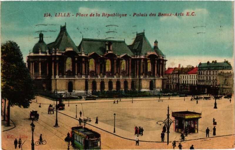 Carte postale ancienne Lille Place de la République Beaux-Arts P à Lille