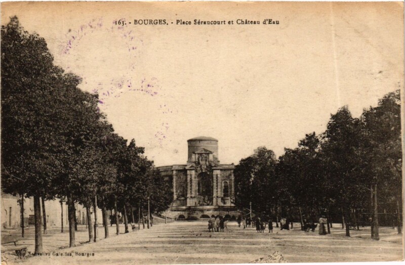 Carte postale ancienne Bourges Place Séracourt et Chateau d'Eau à Bourges