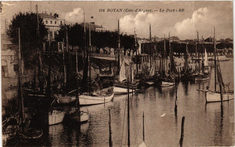 Carte postale ancienne Royan Cote d'Argent Le Port voilers à Royan