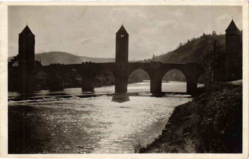 Carte postale ancienne Cahors Tombée du jour sur le pont Valentré à Cahors