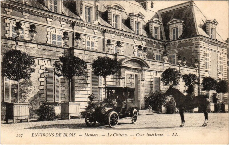 Carte postale ancienne Mesnars - Le Chateau - Cour interieure