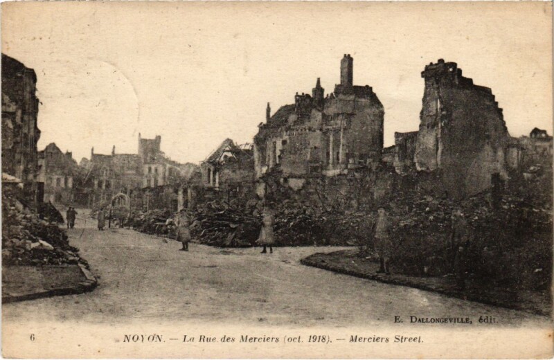 Carte postale ancienne Noyon- La rue des Merciers France à Noyon