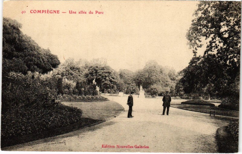 Carte postale ancienne Compiegne - Une Allee du Parc à Compiègne