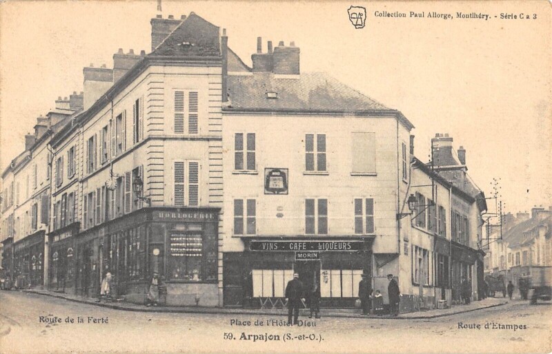 Carte postale ancienne Arpajon Place De L'Hotel Dieu à Arpajon