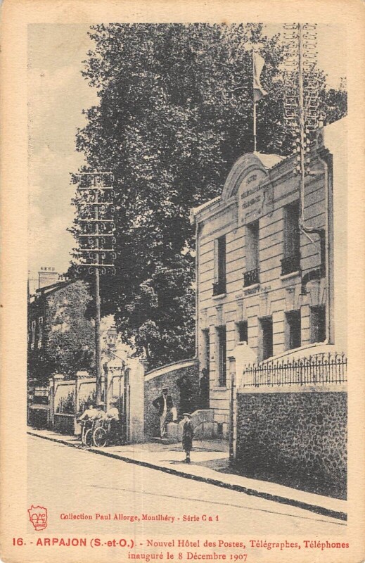 Carte postale ancienne Arpajon Nouvel Hotel Des Postes Telegraphes Telephones à Arpajon