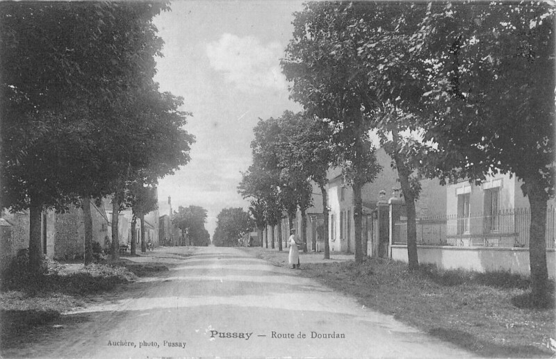 Carte postale ancienne Pussay Route De Dourdan à Dourdan