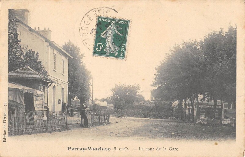Carte postale ancienne Perray Vaucluse La Cour De La Gare