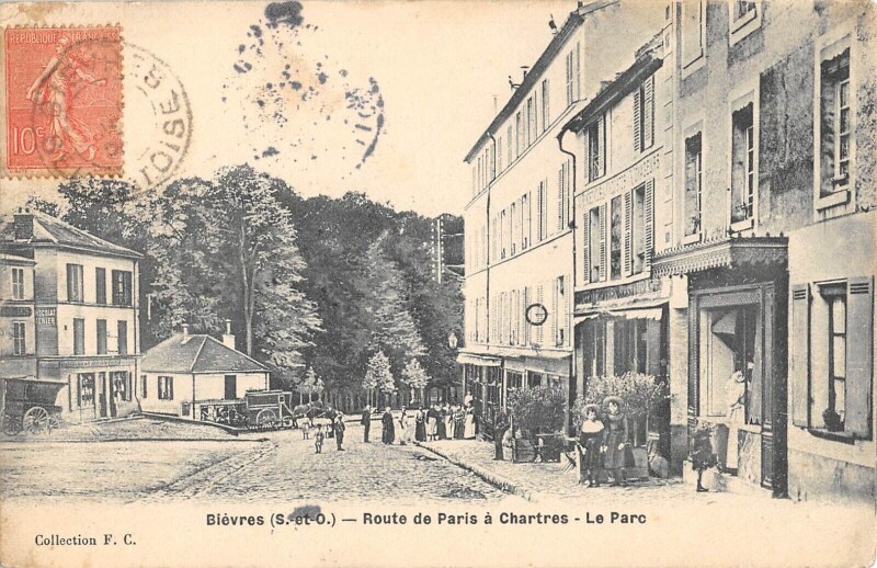 Carte postale ancienne Bievres Route De Paris A Chartres
