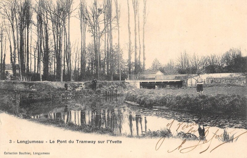 Carte postale ancienne Longjumeau Le Pont Du Tramway Sur L'Yvette à Longjumeau